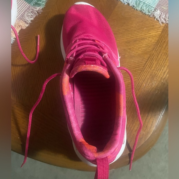 Pink Nikes - Picture 6 of 16